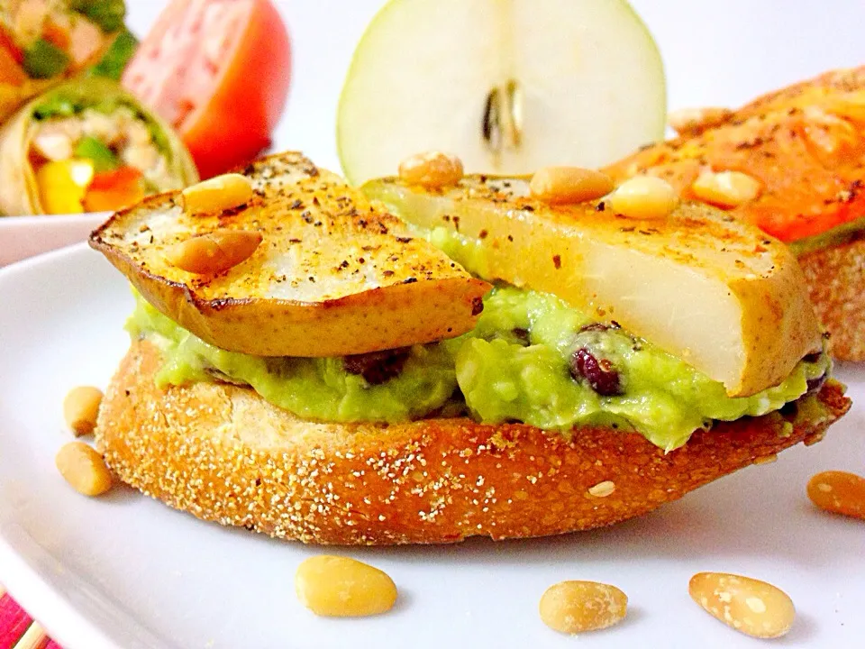 Roasted Paprika Pear with Smashed Avocado and Toasted French Toast|Mich Liowさん