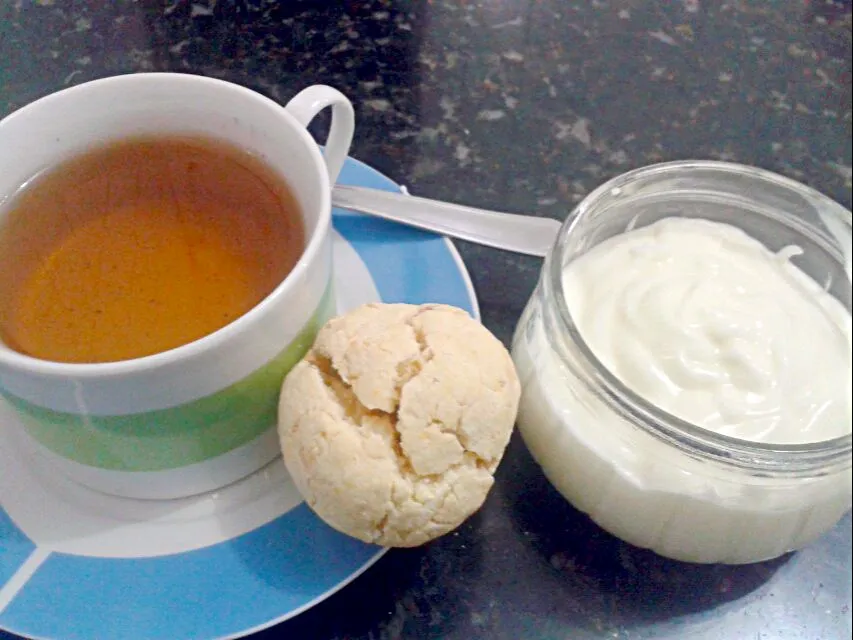 05/07/2014 - lanche da tarde 

chá verde + pão de queijo fit + iogurte desnatado|Gabriela Baptistaさん