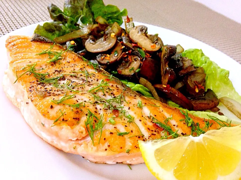 Pan-seared Salmon Fillet with Sautéed Mushroom|Mich Liowさん