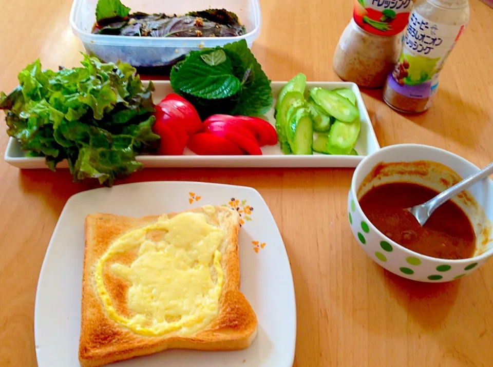 何を挟んで食べましょう♪葉はエゴマ。奥は葉の韓国風醤油漬け|ふみぃさん