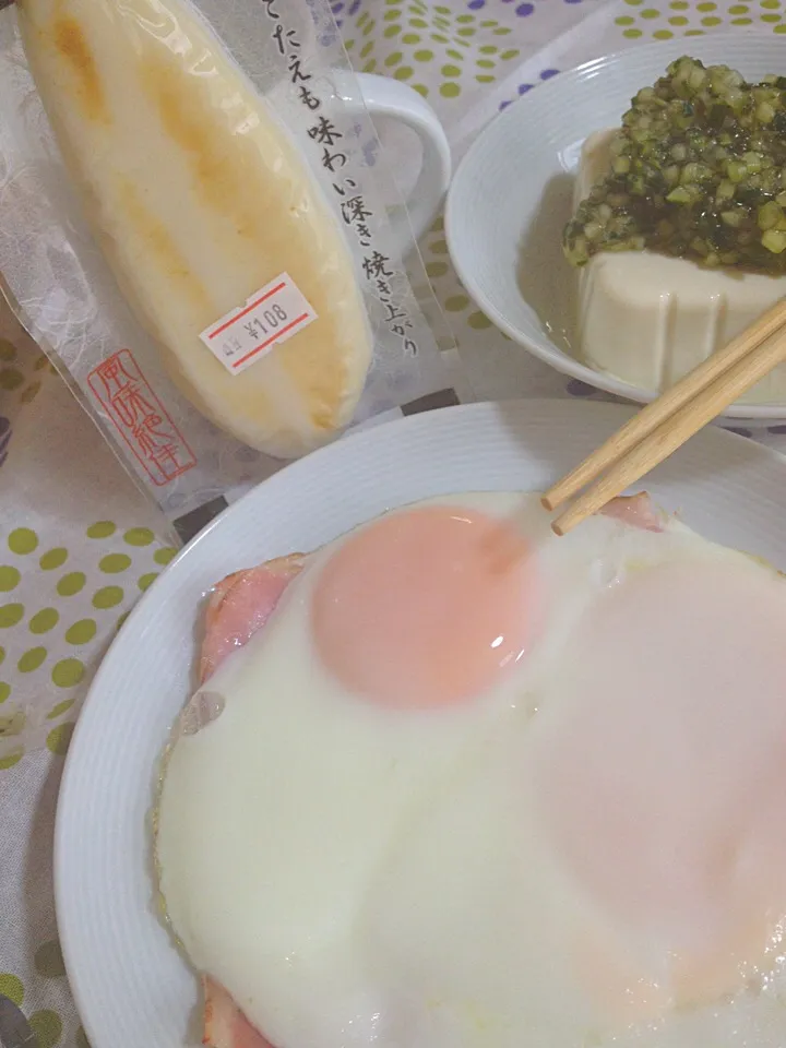 朝ごはん。目玉焼きと冷や奴と笹かまぼこ|ハルさん