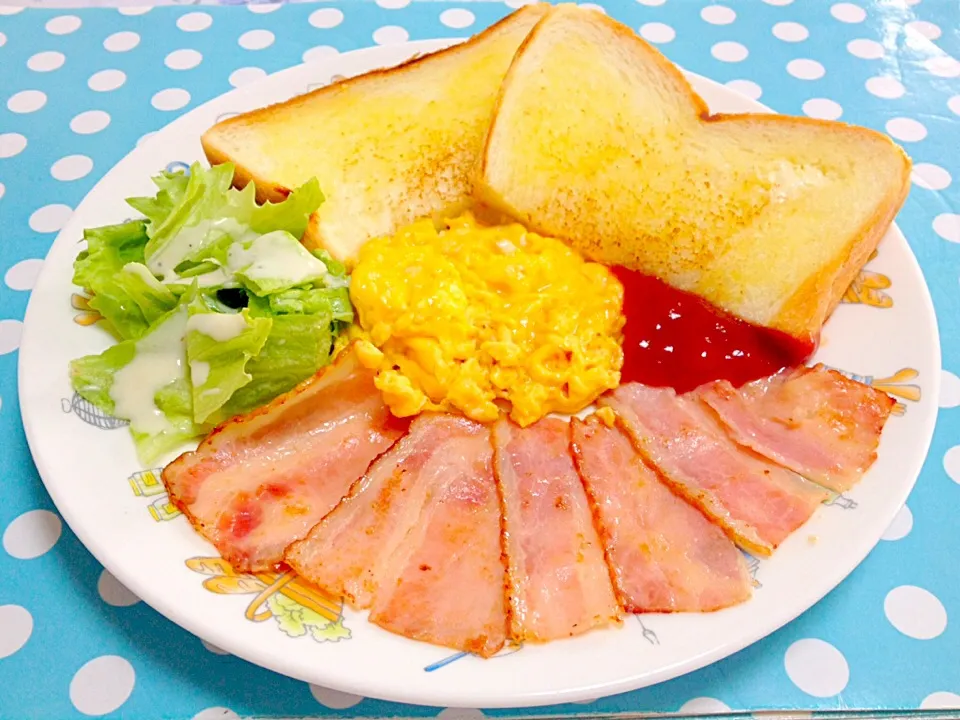 Bacon, scramble egg & toasted bread with lettuce|Liezlさん