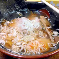 Snapdishの料理写真:醤油ラーメン 600円
食べ応えありの厚切りチャーシューが2枚も入って600円ですよ！
安いし、旨いラーメンです(o^-')b !|H.E.YOSHY KAKKAさん