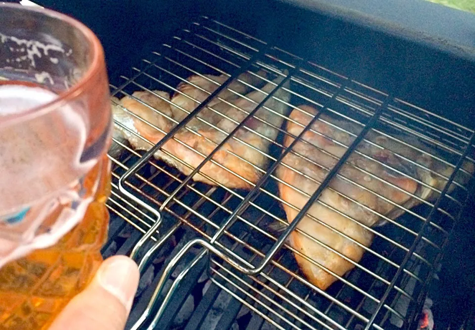 Salmon heads!!! 塩コージ漬けしてた鮭頭、焼けゆく様子をビール飲みながら眺めちょります。なんと幸福な時間！|mamakumiさん