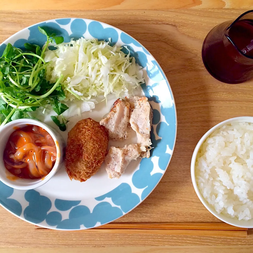 お昼ごはん。コロッケ、鶏肉炒め、北海道土産の塩辛|yukko7740さん