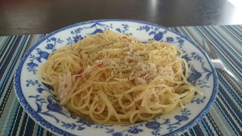 ホタテ缶を使ったサッパリパスタ。ビリカラとニンニクの香ばしさとホタテ缶の汁の旨味がいい感じに！|SATOSHI OOCHIさん