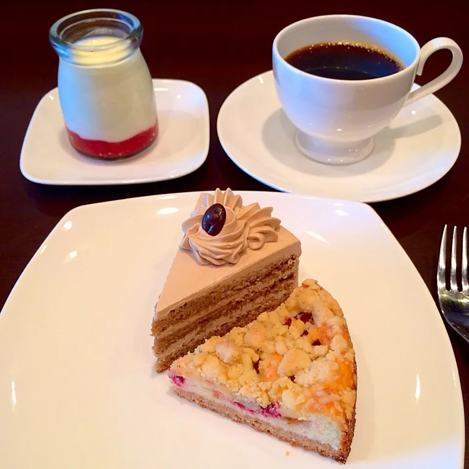 Topfen-streuselkuchen mit rhabarbar, Panna cotta, Gateau moka（これはオマケw）, そしてコーヒー|charさん