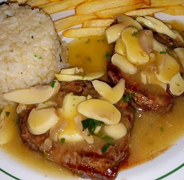 Filé Mignon ao Molho Madeira e Champignon|Jacq Gisbertさん