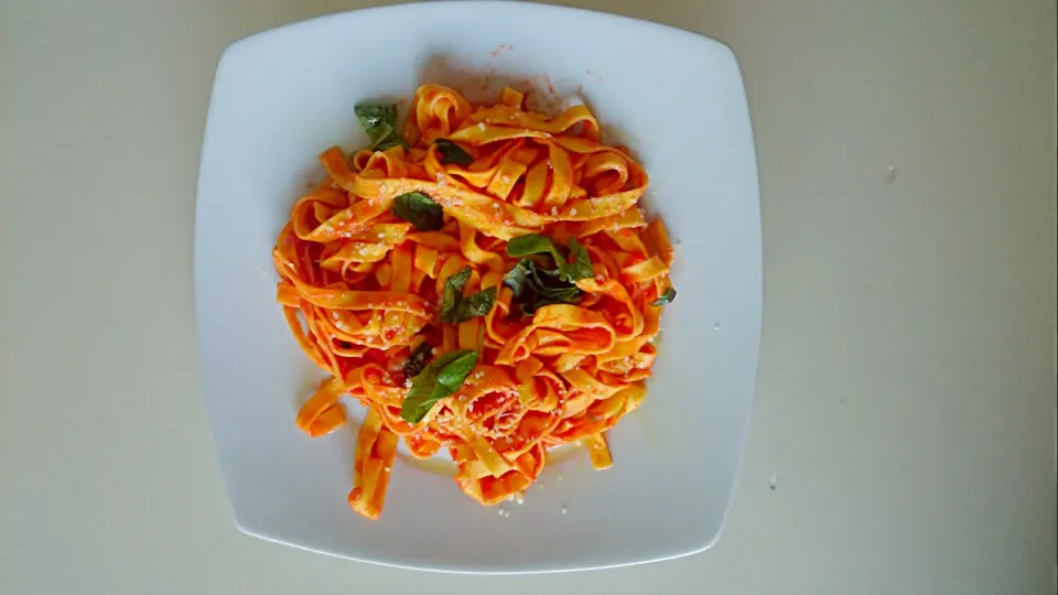 fresh tagliatelle with tomato and basil|lamberto livraghiさん