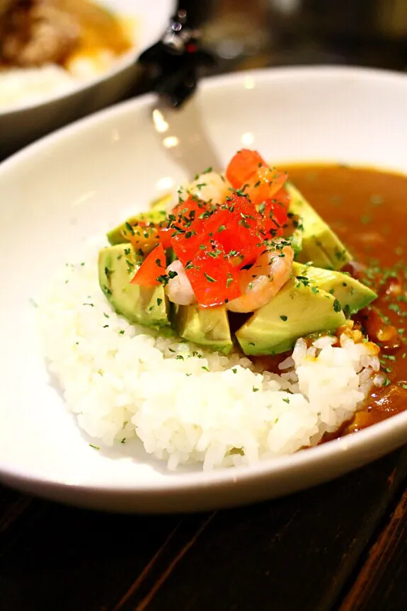 Two Sam's Upで一度にいろいろ食べました。エビアボカレーです！|大阪カレー部長さん