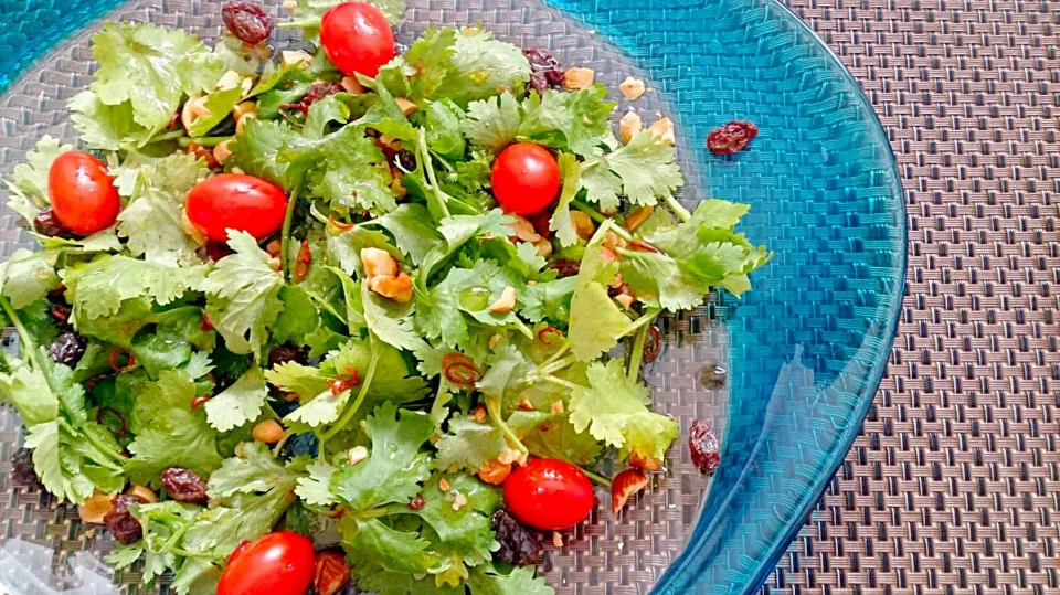 Snapdishの料理写真:namastelotus michakoさんのSalad of almond and 香菜/アーモンドとパクチーのサラダ|aaotaさん