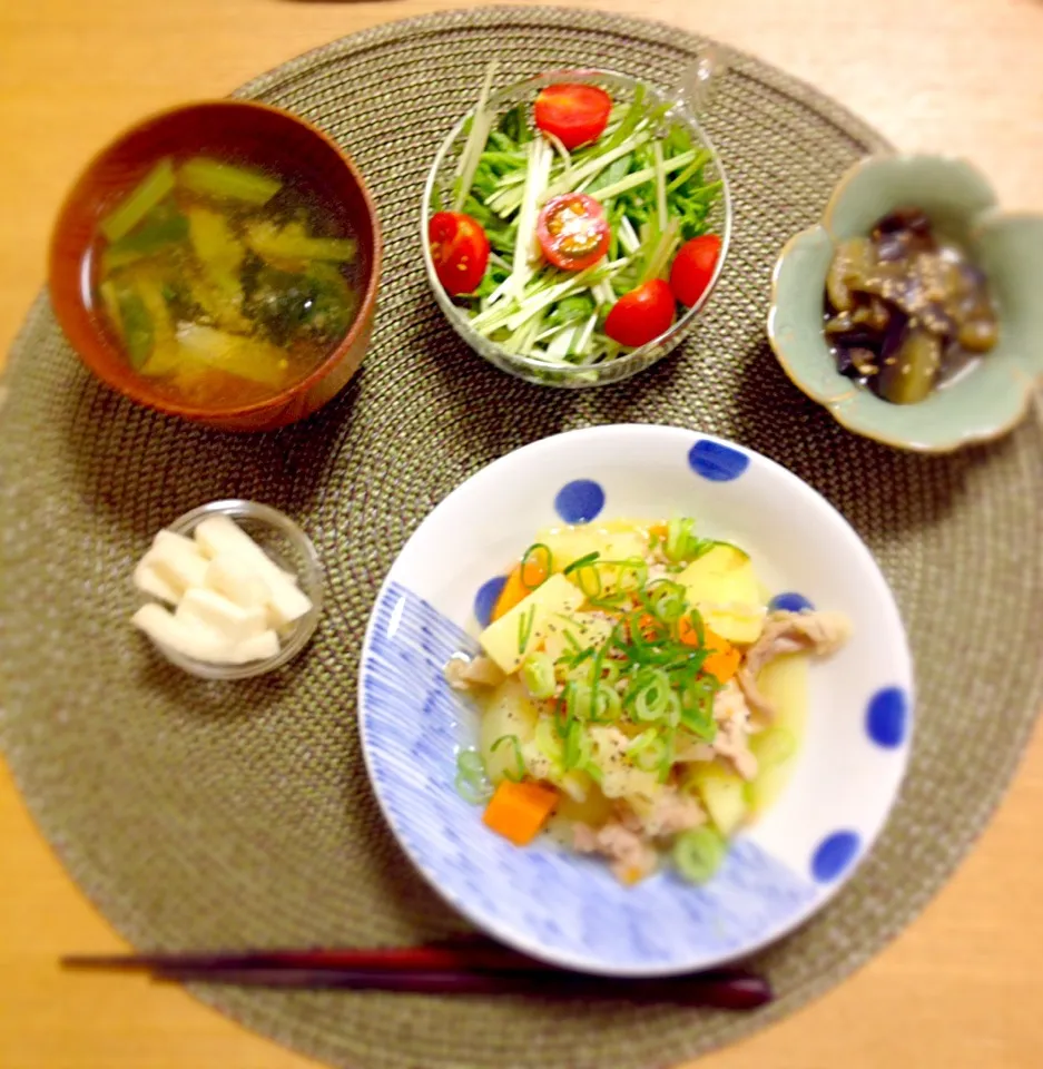 Snapdishの料理写真:塩肉じゃが、茄子の煮浸し、サラダ、小松菜とエノキとワカメの味噌汁|sayuさん