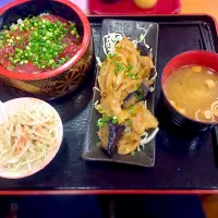 Snapdishの料理写真:まぐろ漬け丼、ナスと豚の炒めもの|yoshiさん