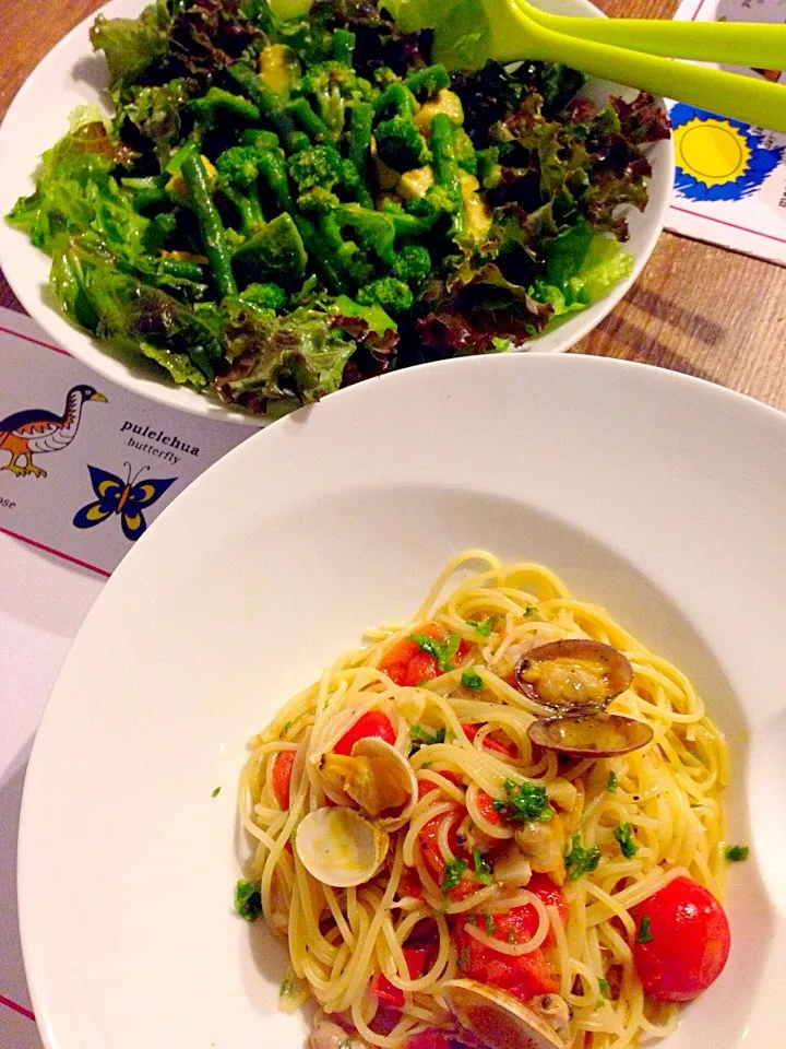 Snapdishの料理写真:フレッシュトマトとアサリのパスタ🍅アボカドと茹で野菜のグリーンサラダ🍀|まみりんごさん