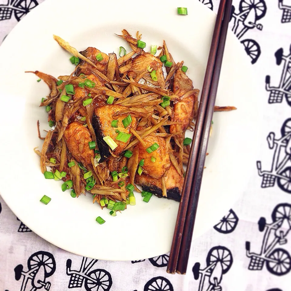 Stir-fried salmon & burdocks with sweet miso sauce. 
 鮭とゴボウのみそ炒め|Yuka Nakataさん