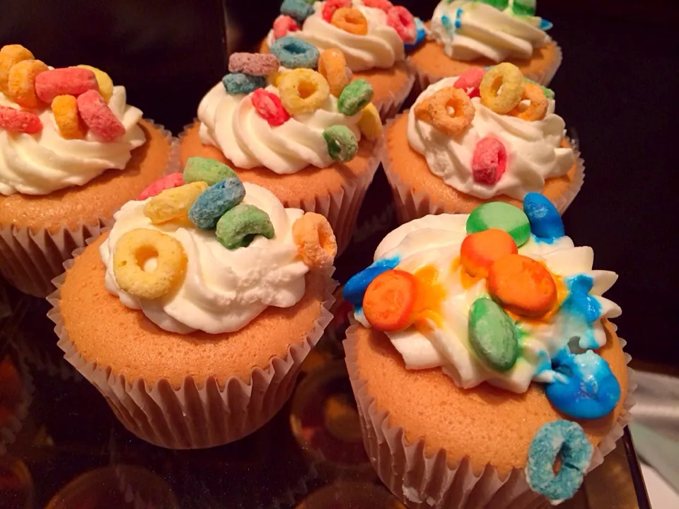 Cup Cakes w/ Fruit Loops|Johnnyさん