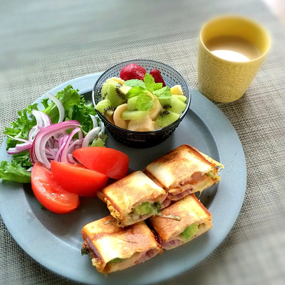 アボカドハムチーズのホットサンド|ぺんぎんさん