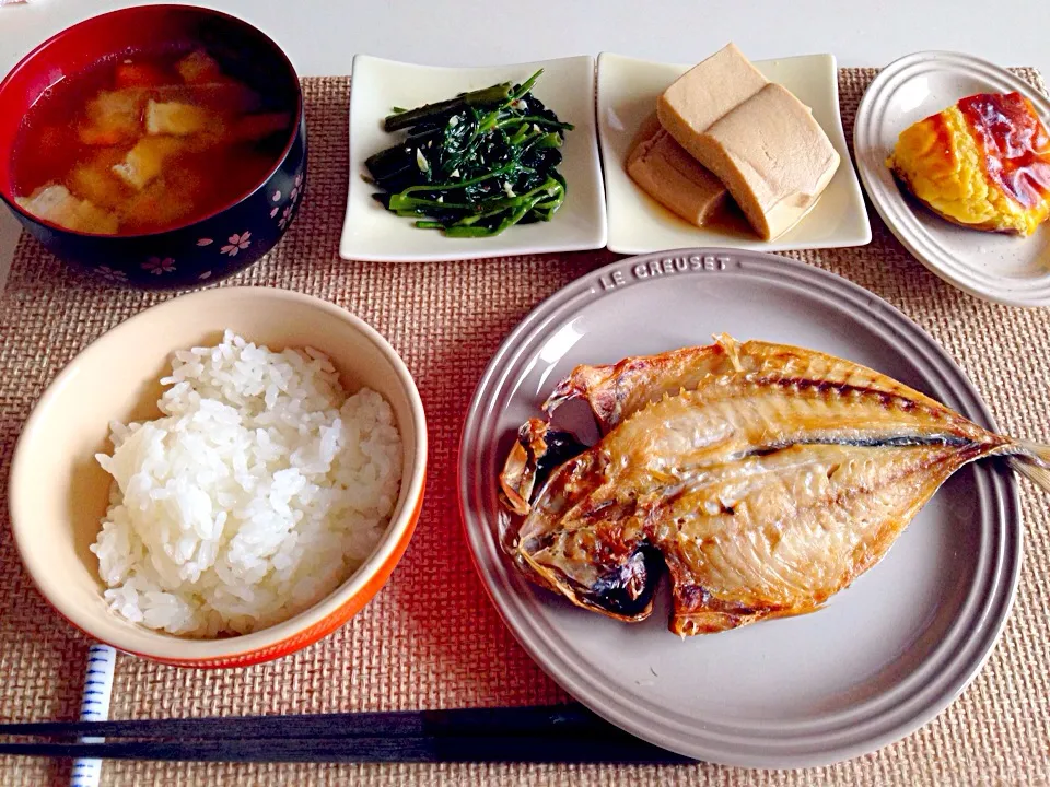 鯵の開き 空芯菜炒め 高野豆腐の含め煮 じゃがいも人参ベーコンの味噌汁 スイートポテト|にゃろめさん