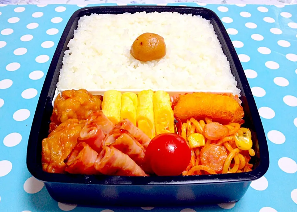 Snapdishの料理写真:Fried chicken, rolled scramble egg, rolled bacon, bread roll with corn|Liezlさん