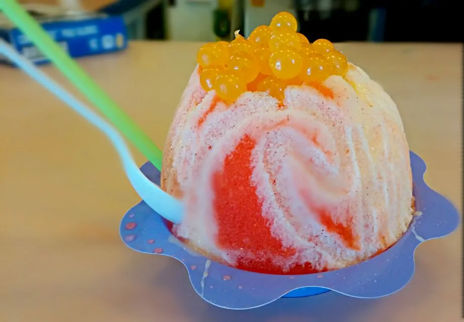 shave ice: lilikoi cheescake ice cream covered with ice flavored passion fruit, li hing mui & coconut, swirled with sno-cap (condensed milk), topped with poppon|Jiraphon Gさん