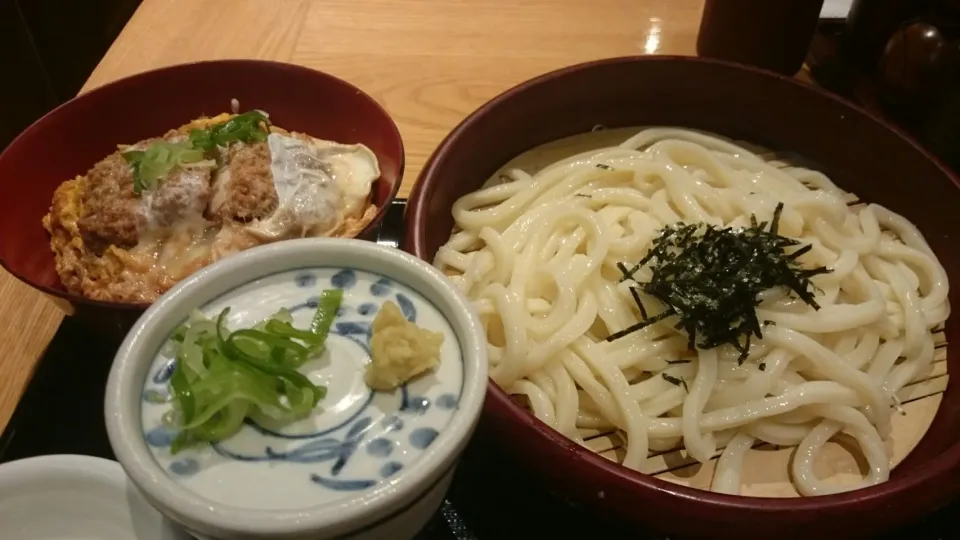 杵屋のカツ丼定食。ミニカツ丼とツルツルざるうどんがいけちゃいます！|SATOSHI OOCHIさん