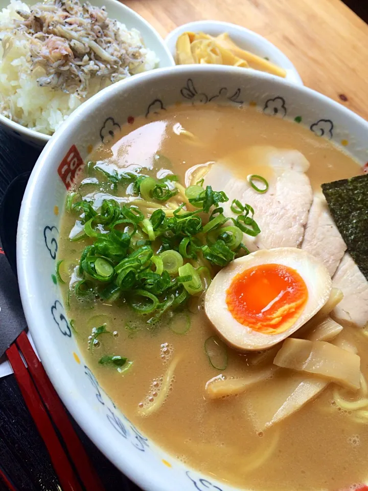 得濃ラーメンとしらすご飯|ユーリーさん