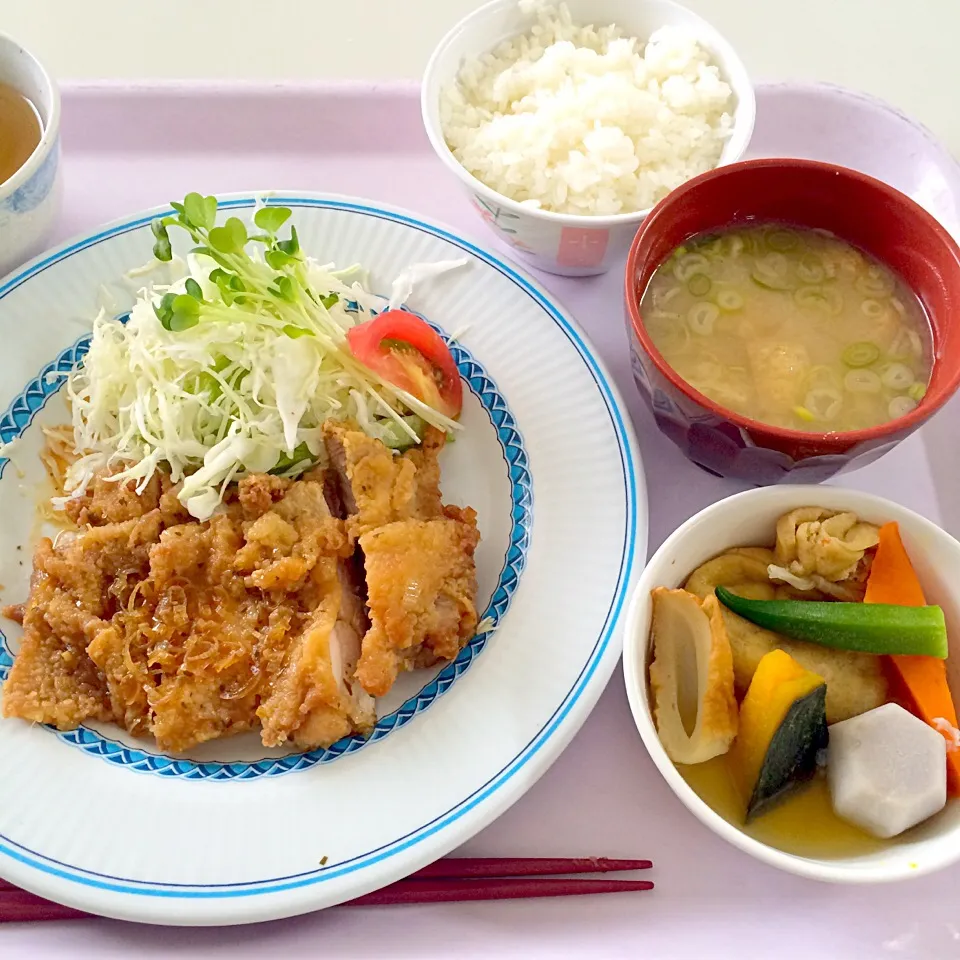 Snapdishの料理写真:油淋鶏腿、五目巾着煮、味噌汁、めし(小)|maixx ใหม่さん