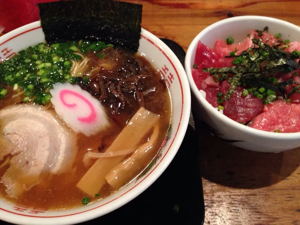 Snapdishの料理写真:醤油ラーメン＆マグロ丼|まさとさん