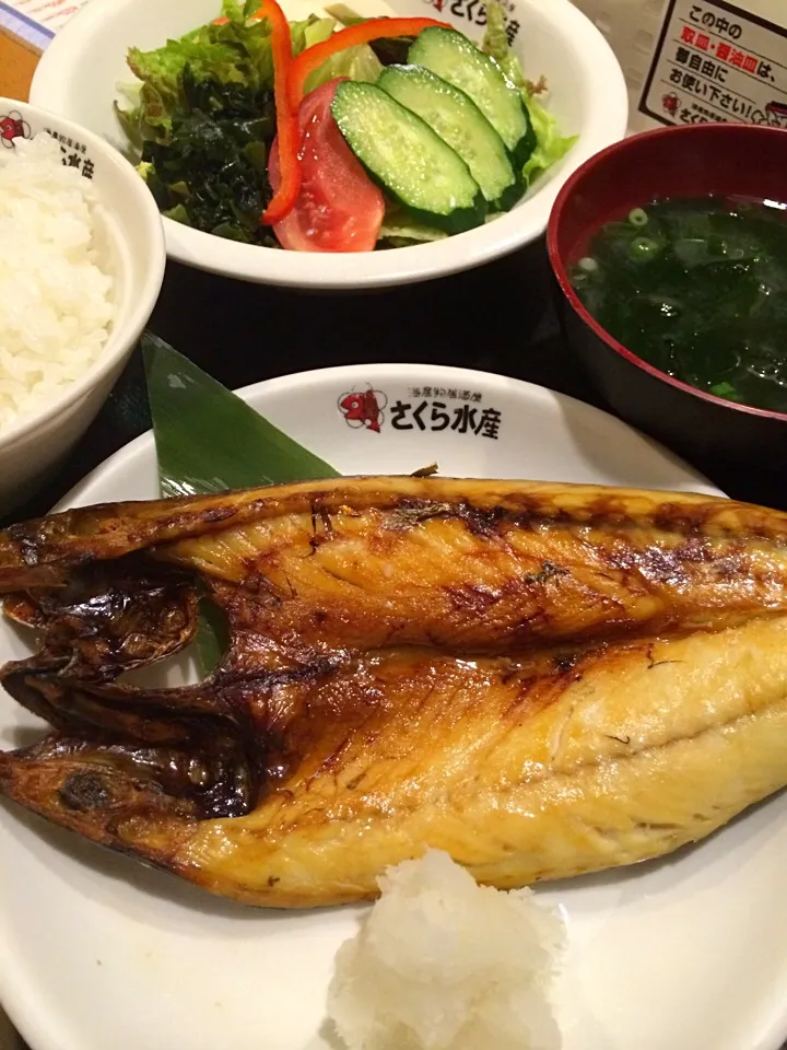 ランチは、鯖の開き焼き定食と野菜サラダ。開きは、ラストでした。|Takashi H.さん