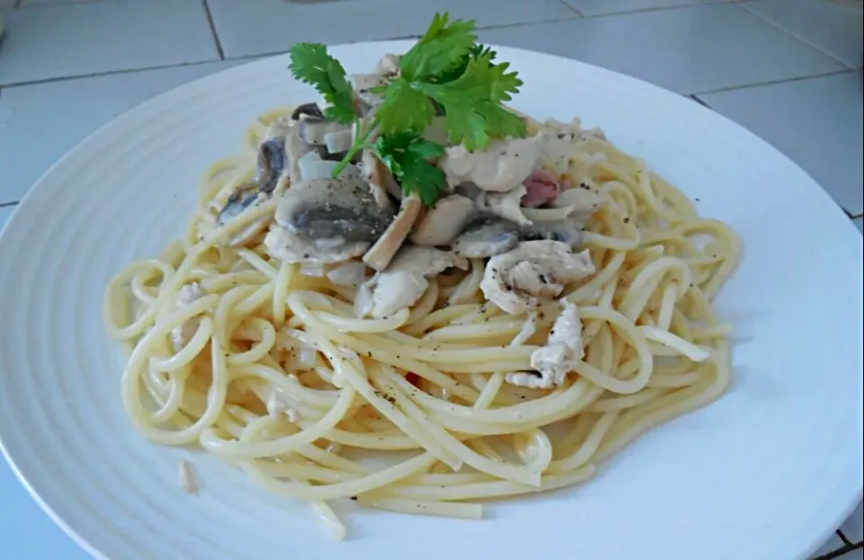 Snapdishの料理写真:Creamy mushroom and chicken spaghetti|Li Yokeさん