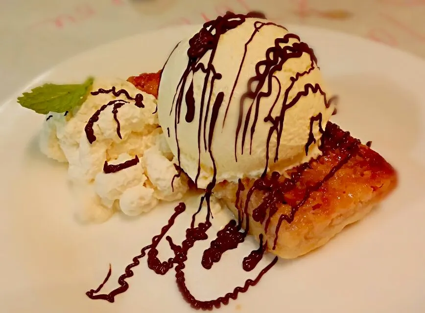 mac nut bar with vanilla ice cream|Jiraphon Gさん