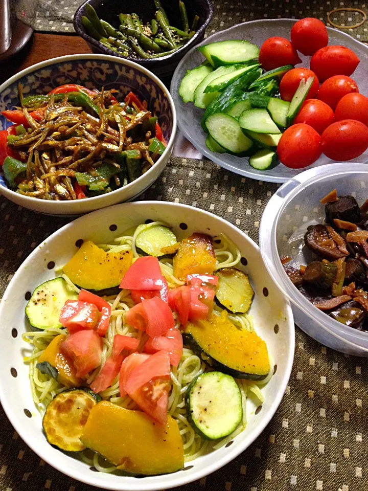 夏野菜パスタバジルソース ピーマンといりこの味噌炒め インゲンの胡麻和え サラダ 胡瓜の漬物|掛谷節子さん