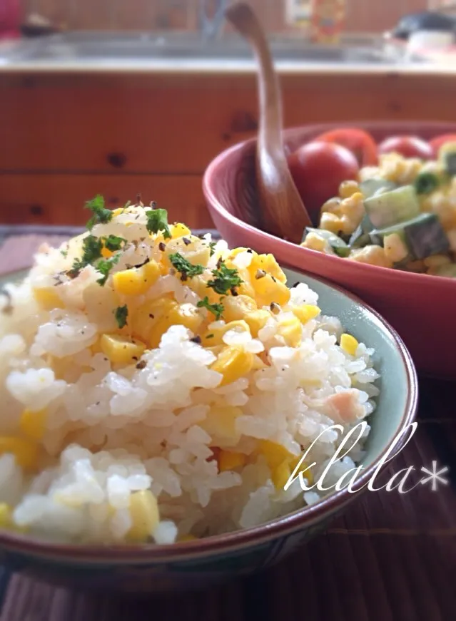 トウモロコシの炊き込みごはーん🌽とサラダ。|くららさん