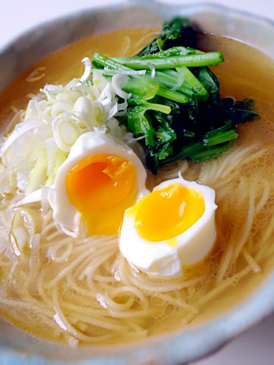 鶏塩そばを作ってみたよ！鶏ガラから炊いて、仕上げにネギ油を垂らして…|Tomyさん