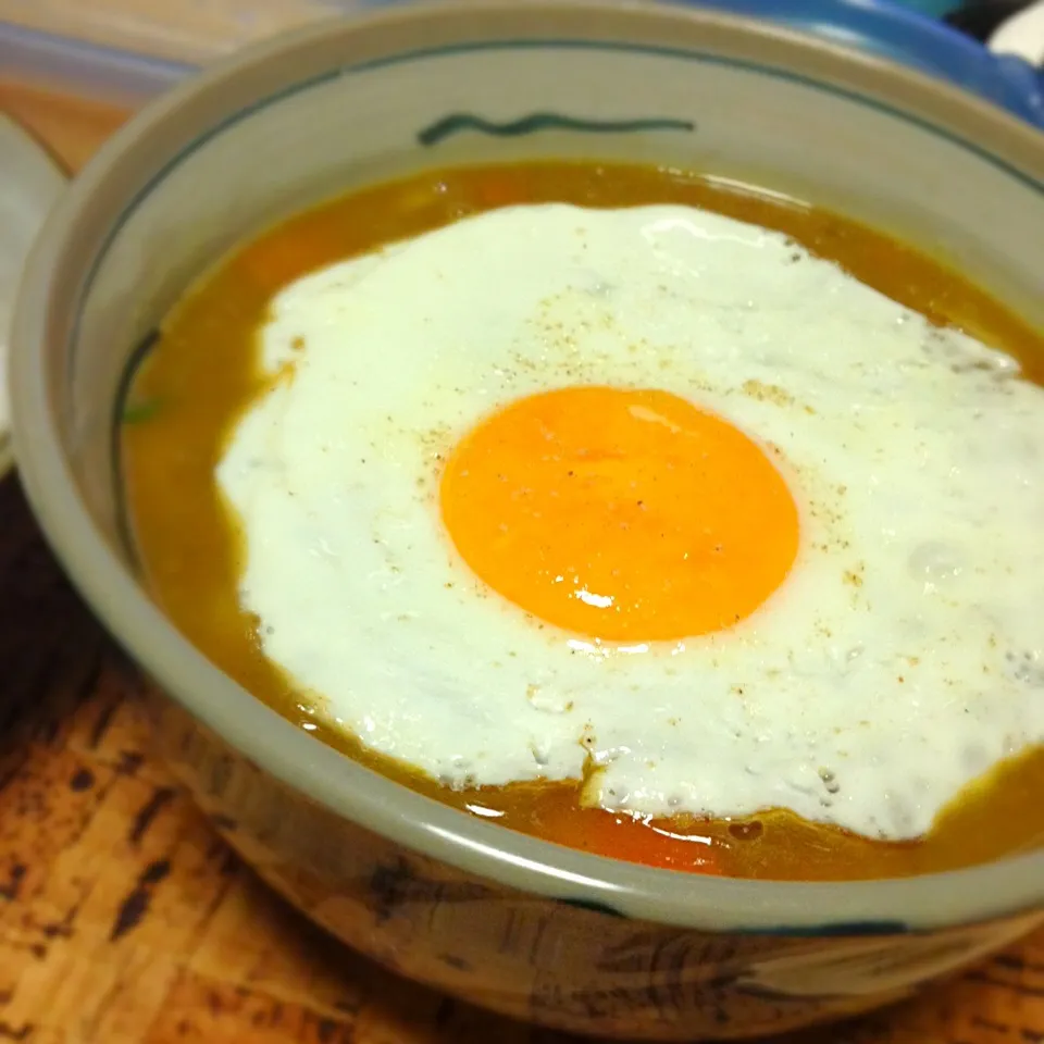 目玉焼き・オン・ザ・カレーうどん🍜|にょんにいさん