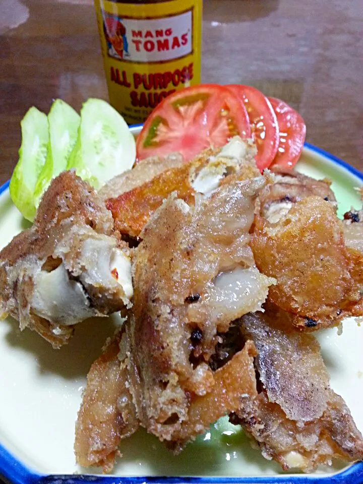 Snapdishの料理写真:crispy pata w/mang tomas sauce#パリパリ豚足|Miki Jorierose Obispoさん