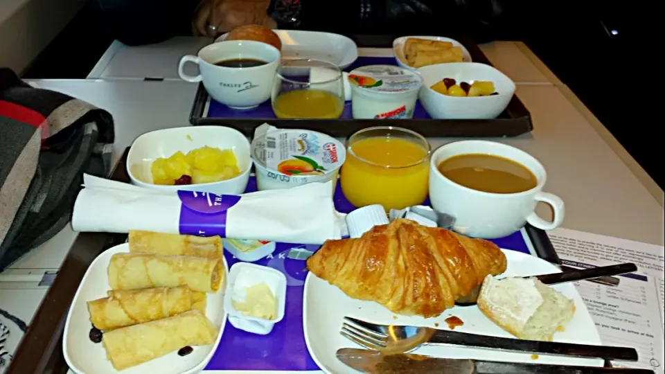 Snapdishの料理写真:breakfast in the train|SarahJayeさん