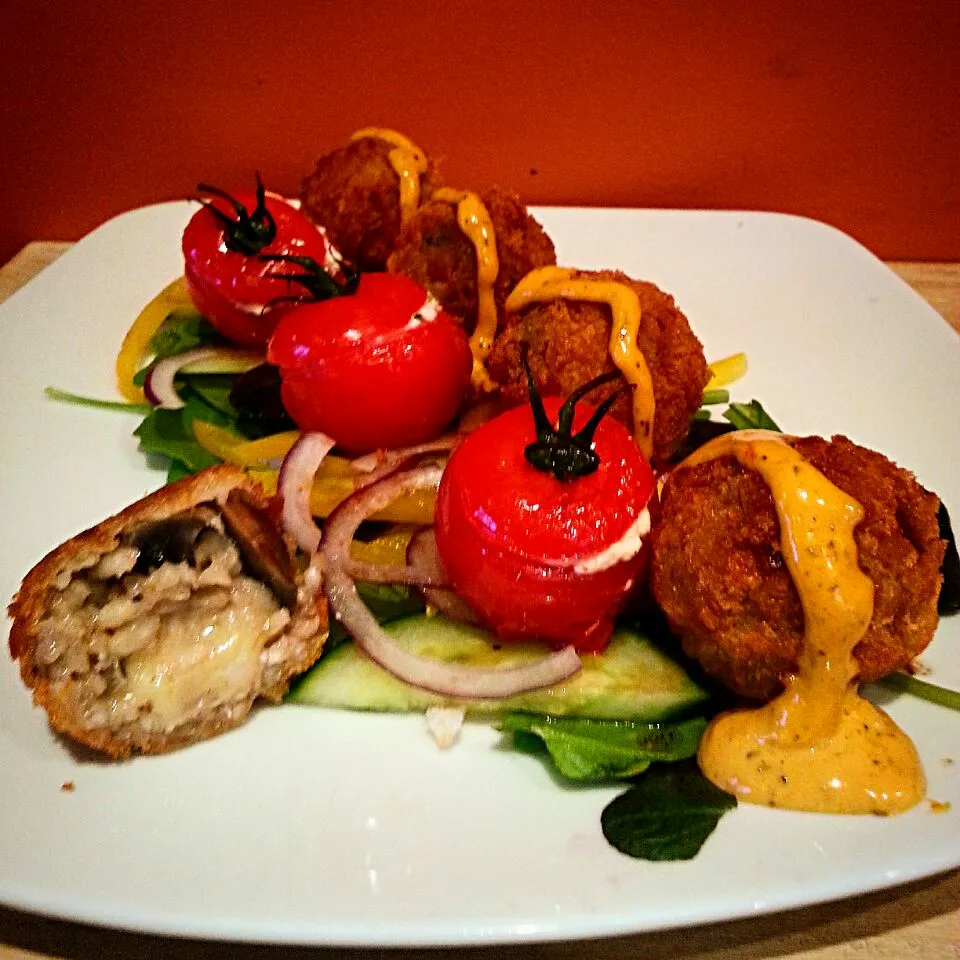 Mushroom & Smoked Cheddar Arancini w Feta, Basil & Lime stuffed Roasted Vine Tomatoes, served with a spicy cajin mayo.|Ben Brillさん