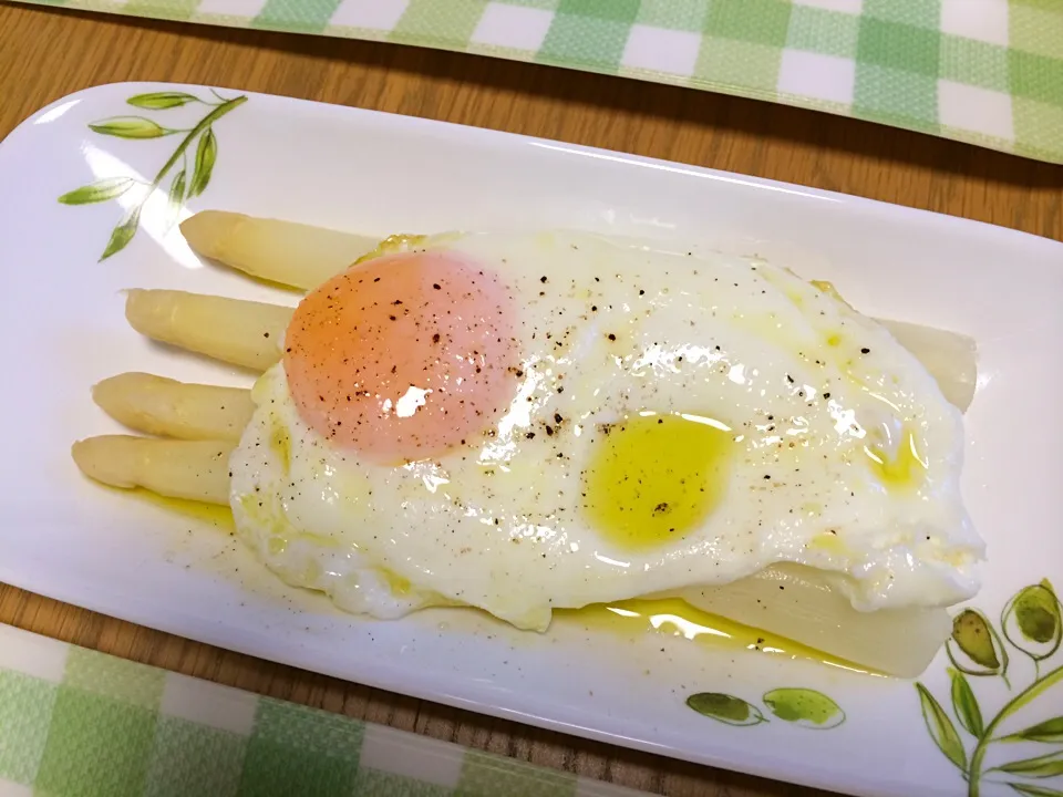 ホワイトアスパラガスの目玉焼きのせ|ゆっぺさん