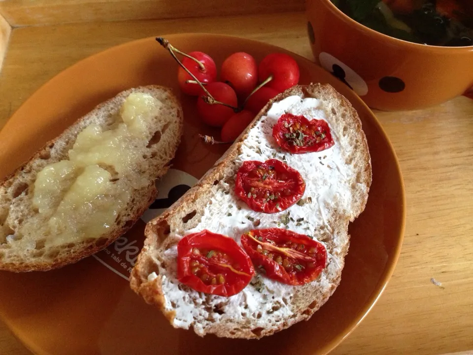 リーチさんのセミドライトマト🍅と、山羊チーズで、朝ごはん|かわちさん