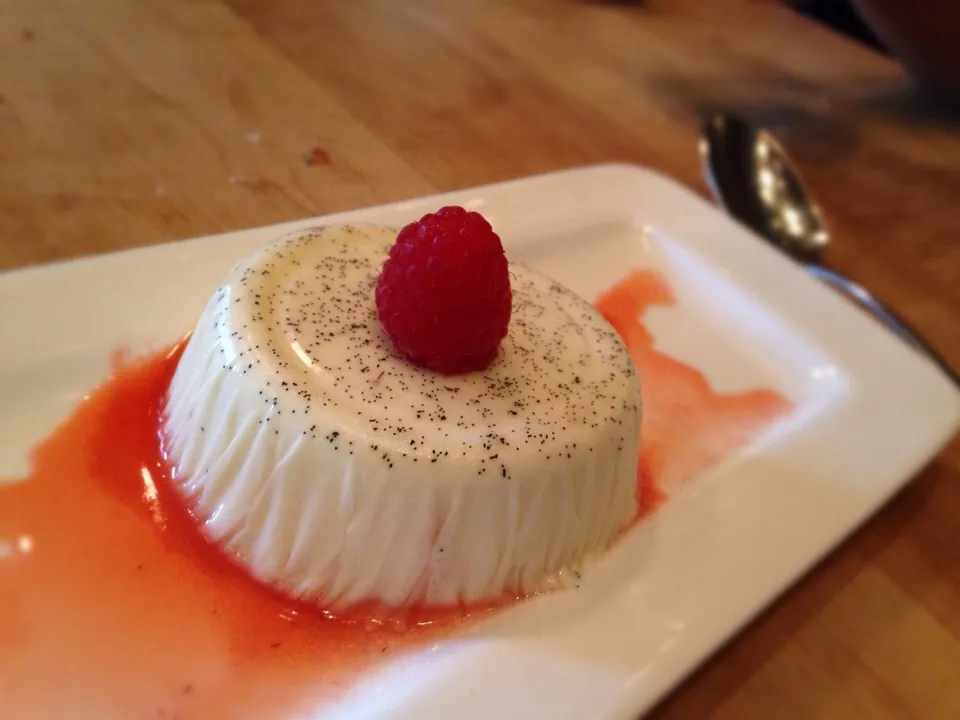 Snapdishの料理写真:Vanilla Bean Panna Cotta|Rin Nguyenさん