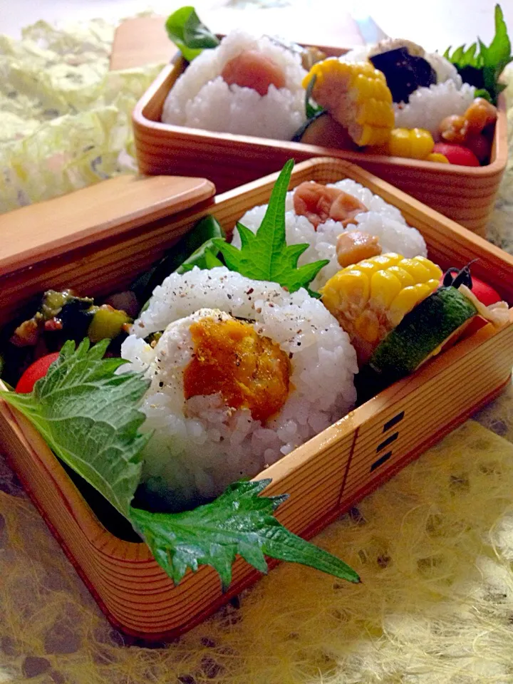 坊ちゃんかぼちゃチーズ黒胡椒おむすび🍙梅干しおむすび🍙。にぎやか夏野菜たちのオカズさんのお弁当です。|Kumi_loveさん