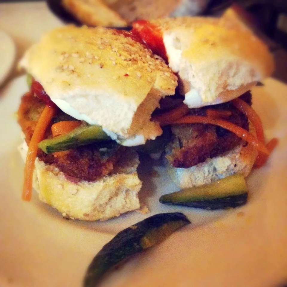 Vegan burger with veggies|Stefan Labuschagneさん