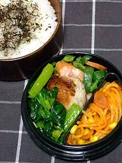 お弁当（ふりかけご飯、小松菜の炒め物、焼き魚（むつ）、ピーマンとウインナーの炒め物、ナポリタン）|すーさん