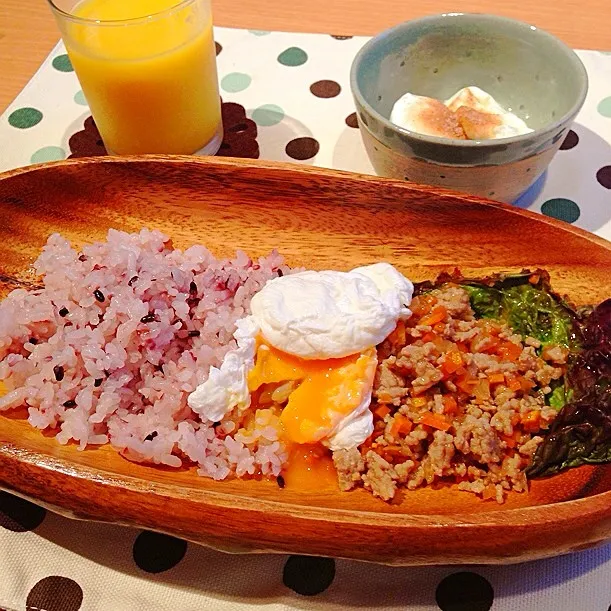 そぼろご飯とポーチドエッグ|かぴこさん