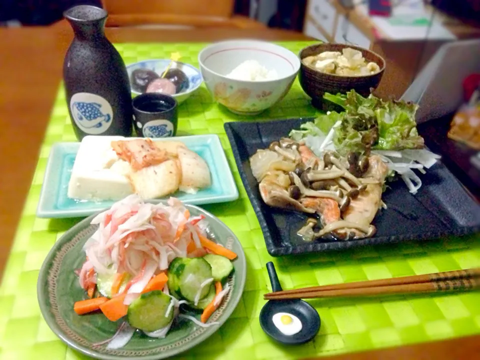 Snapdishの料理写真:鮭カマとしめじのレモンバター酒蒸し🍶|マニラ男さん