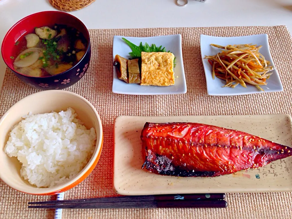 鯖みりん干し だし巻き 鉄砲漬 きんぴら牛蒡 茄子とブロッコリー茎の味噌汁|にゃろめさん