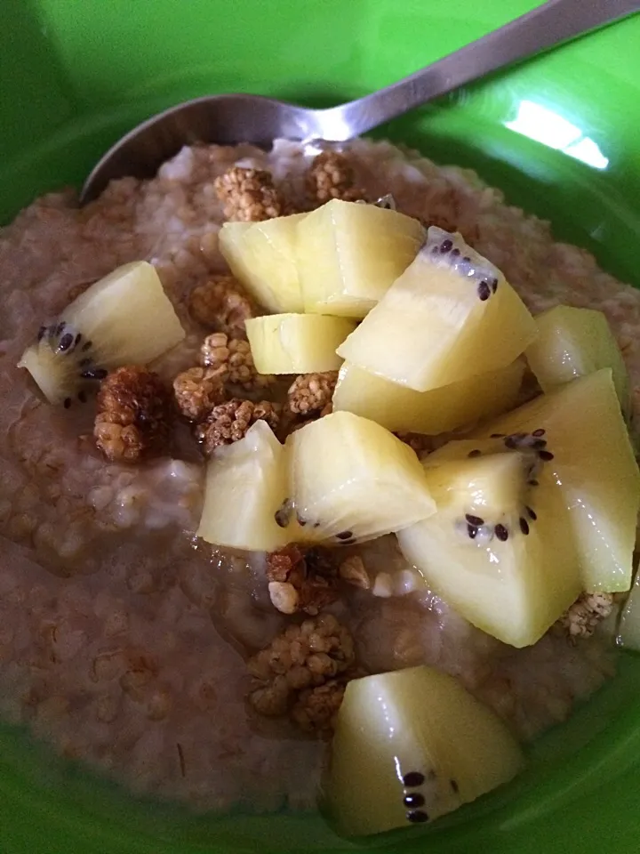 Steel cut oats with yuzu honey, dried mulberries and fresh kiwi fruit|Ong Sor Fernさん