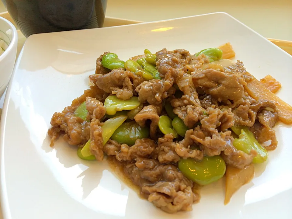 今日の社食は牛肉と空豆のオイスター炒め。520円。新しくなってからの初定食セット。|ルーア・ブランカさん