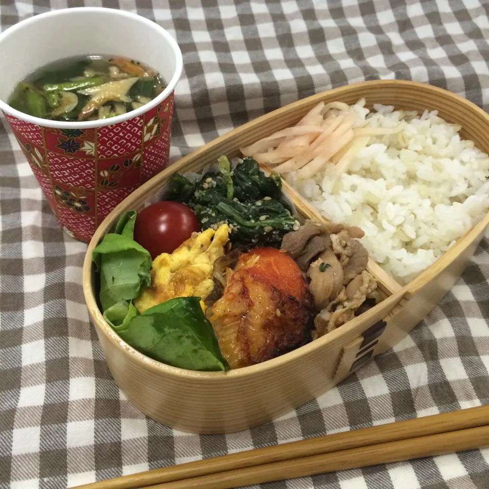 Snapdishの料理写真:弁当（豚生姜焼き、カレイ味醂干し、ほうれん草胡麻和え、オムレツ、プチトマト、新生姜甘酢漬け、和風スープ）|SasaMasa213さん